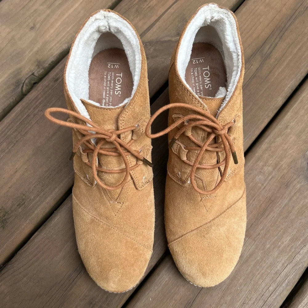 TOMS Desert Wheat Shearling Lined Suede Wedge Ankle Bootie‎ Size: 12